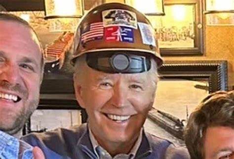 Bidenhardhat.jpg.0bcec43e126dba9e94fb47e852e2febe.jpg