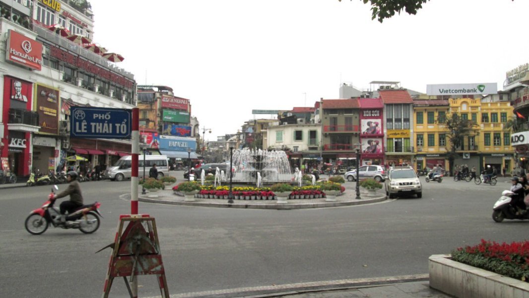 Dong_Kinh_Nghia_Thuc_Square_(16172112493).jpg