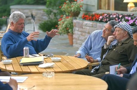 president-clinton-bilateral-meeting-chairman-yasser-arafat-440nw-323696e.jpg.bf49e9aeb0abc5e7a1da27f3c26c460a.jpg
