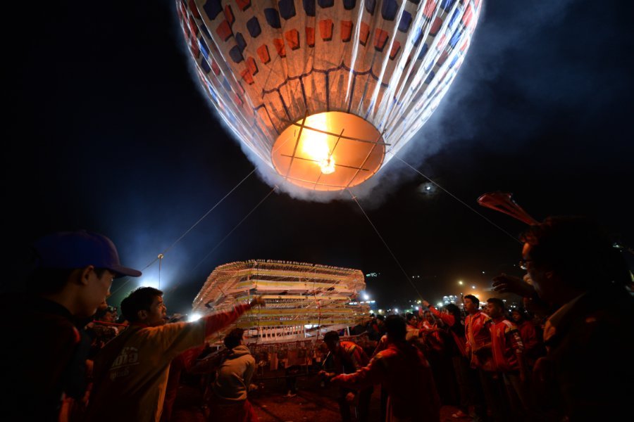Attaching_Fireworks_to_Balloon_Taunggyi_2017.jpg.81d5441bf0989fcb4277006798d421ae.jpg