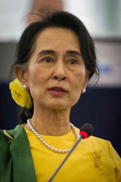 Remise_du_Prix_Sakharov__Aung_San_Suu_Kyi_Strasbourg_22_octobre_2013-18.jpg.75f66811137c6756554695474dd43dc0.jpg