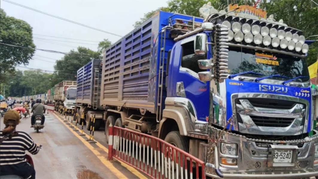 t-01-Cambodian-migrants-flock-home-as-Thai-nationals-avoid-border-crossing-on-day-3-of-Chong-Chom-reopening-4.png