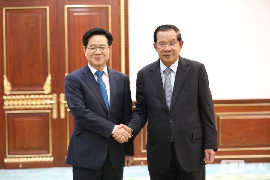 Hun-Sen-cambodia-and-South-Korea-ambassador-Kim-Changyong.jpg