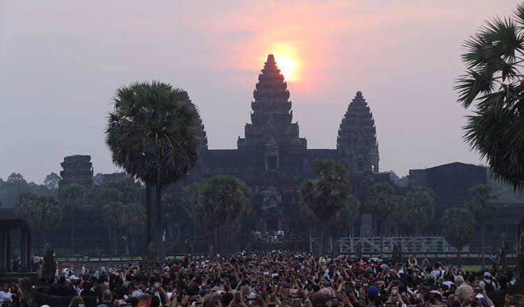 Angkor-Wat-equinox.jpg