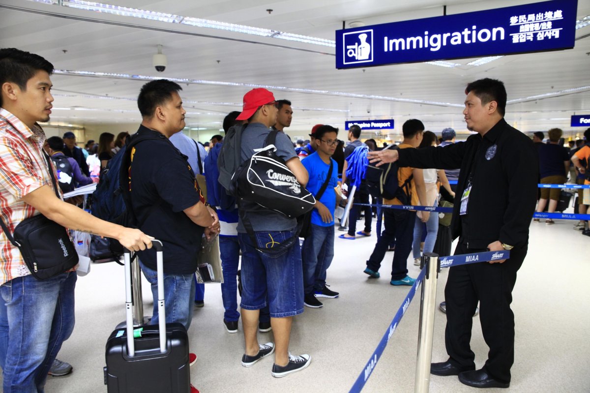 11.-NAIA1_Immigration_officer_directing_passengers_041017_InterAksyon.jpg