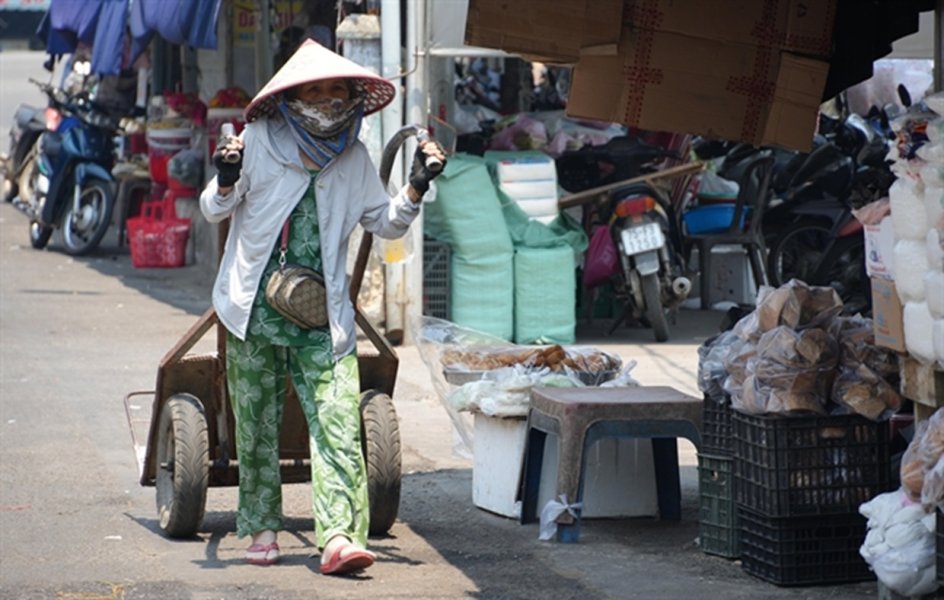 496835_vna_potal_nguoi_dan_hue_vat_va_muu_sinh_duoi_nang_nong_gay_gat_keo_dai_8698010.jpg
