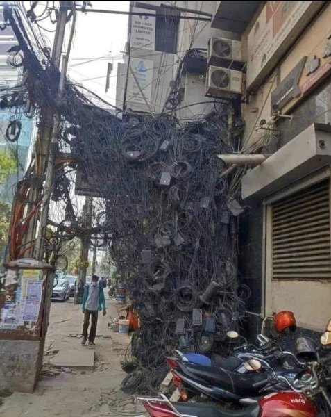 Untidy cables.jpg