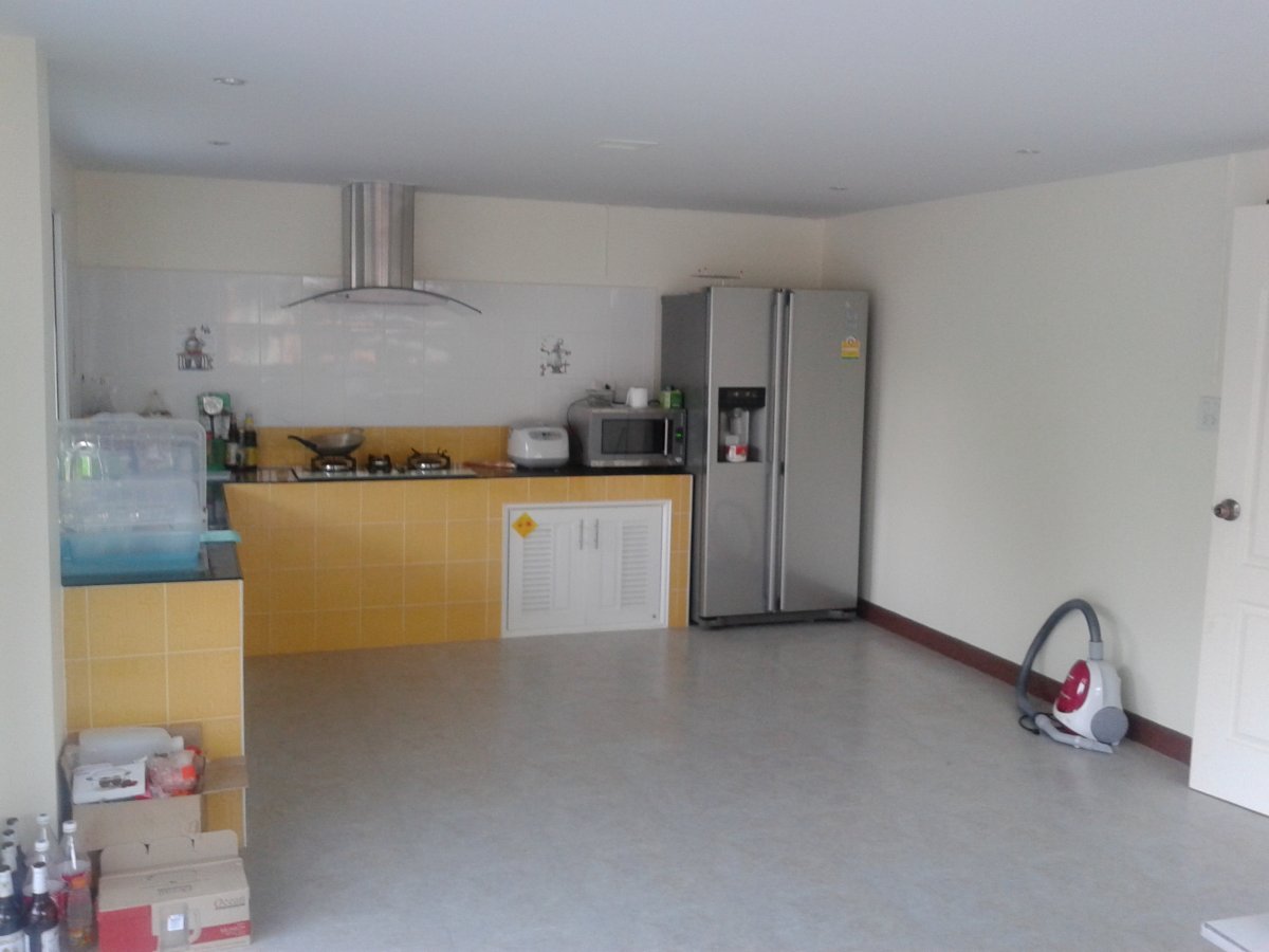 07 Kitchen.jpg