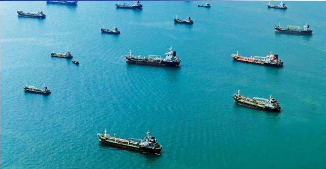 Howmuz ships waiting.jpg