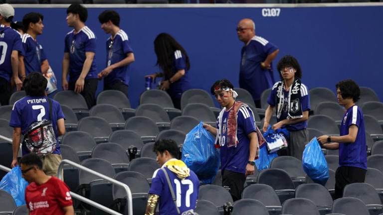Japan fans stun World Cup crowd with classy clean-up