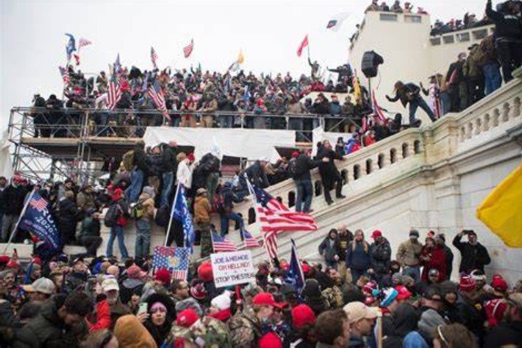 Trump Won't Rule Out Cash For US Capitol Jan 6 Cops' Attackers