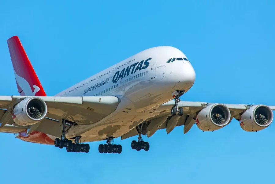 Qantas-A388-DFW-William-Derrickson.webp