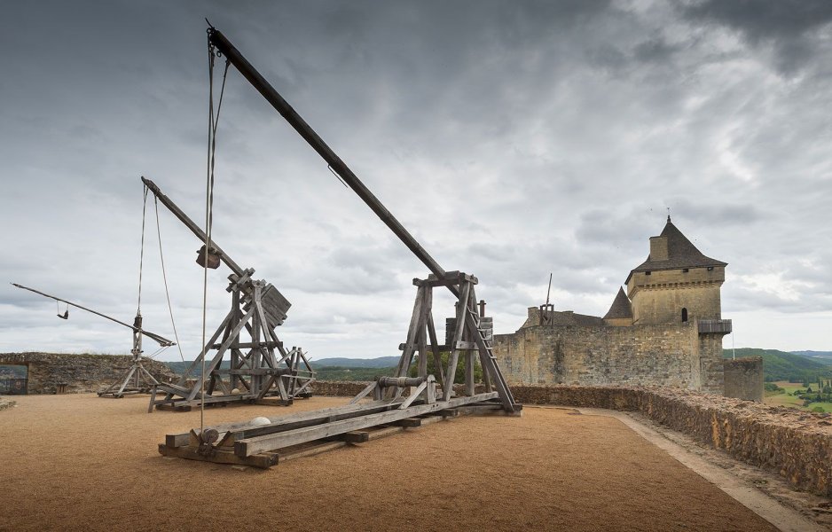 Trebuchet-catapult-medieval-siege-engine-Chateau-Castelnaud-Castle-Perigord-France-2858739198.jpg