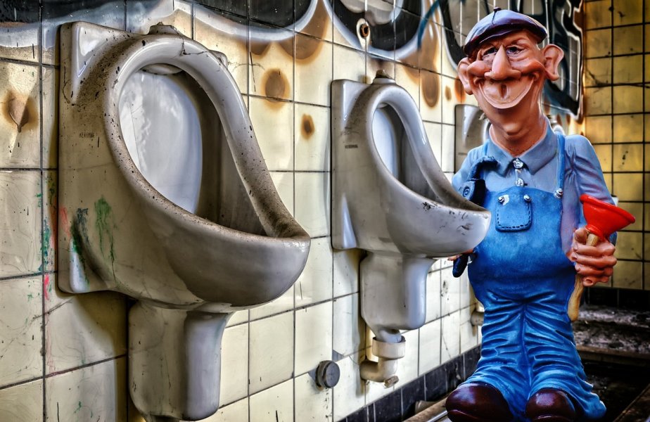 Foreign Nationals Defecate Outside Patong Shop