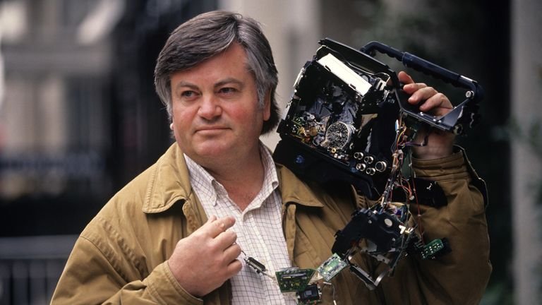 TV crusader Roger Cook dies after lifetime taking on crooks