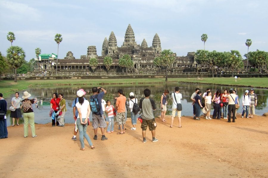 Angkor_Wat_Tourists.jpg