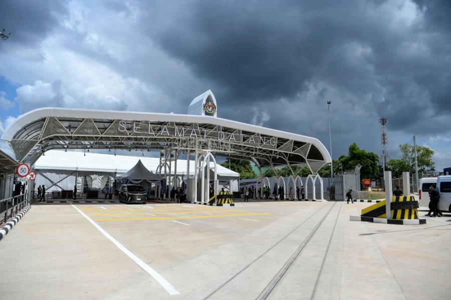 bukit-kayu-hitam-luggage.jpg