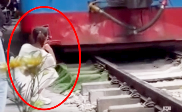 hanoi-train-street-warning.png
