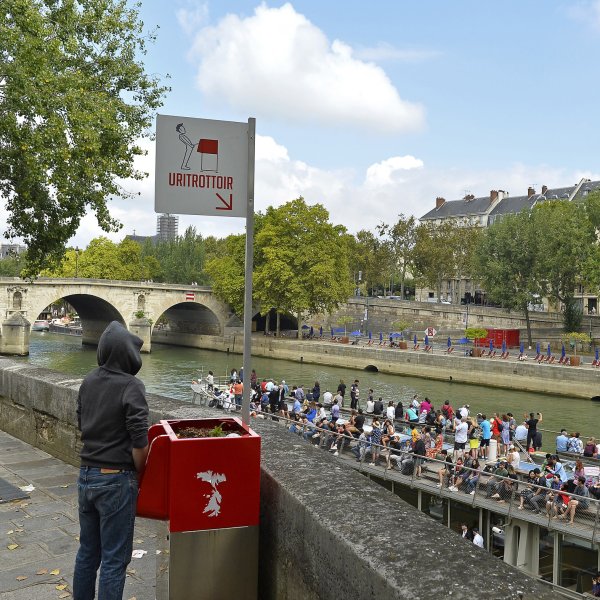 parisurinal-uritrottoir-faltazi_dezeen_sq.jpg