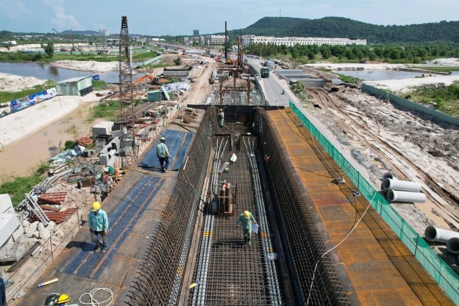phu-quoc-light-rail.jpg
