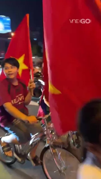 vietnam-fans-lead.jpg