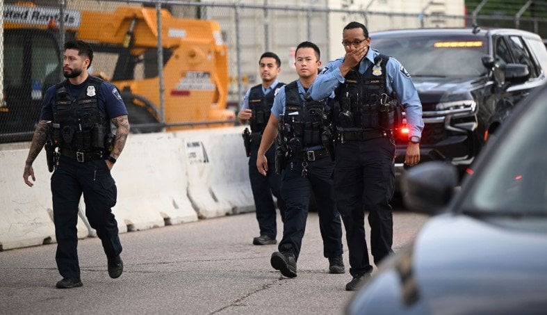 Minneapolis apartment shooting leaves two dead as police battle gunman